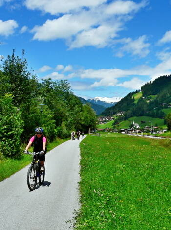 Tauern Cycle Path går alldeles i närheten, vilket gör det enkelt att ge sig ut på natursköna cykelturer genom dalen.