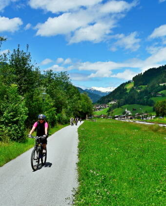 Tauern Cycle Path går alldeles i närheten, vilket gör det enkelt att ge sig ut på natursköna cykelturer genom dalen.