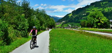 The Tauern Cycle Path runs right nearby, making it easy to set off on scenic rides through the valley.