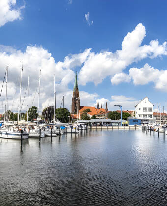 Kør en tur til den hyggelige by, Slesvig, som byder på marina, hyggelige gader og flotte kirker.