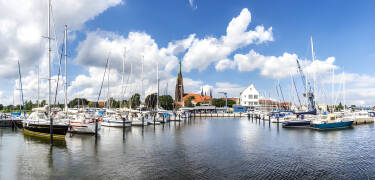 Unternehmen Sie einen Ausflug ins schöne Schleswig und besuchen Sie den Yachthafen, die Kirchen und die vielen malerischen Gassen.