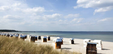 I närheten av hotellet hittar ni några av Nordtysklands fina sandstränder med de traditionella strandkorgarna.