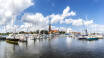 Kör en tur till den mysiga staden Slesvig som bjuder på småbåtshamn, vackra gator och eleganta kyrkor.