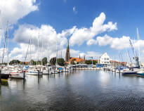 Kør en tur til den hyggelige by, Slesvig, som byder på marina, hyggelige gader og flotte kirker.