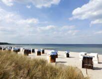 I närheten av hotellet hittar ni några av Nordtysklands fina sandstränder med de traditionella strandkorgarna.
