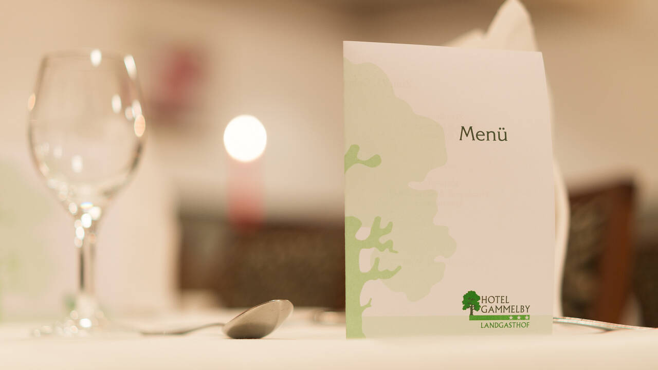 Der serveres lokale og regionale retter i hotellets hyggelige restaurant.