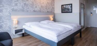 Hotellet har forskellige værelsestyper designet med sans for komfort.