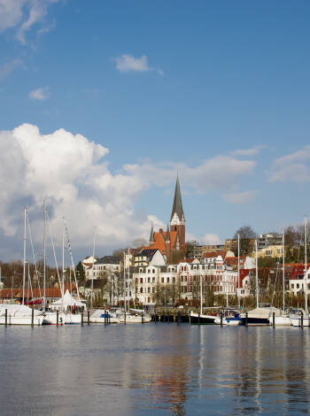 Besuchen Sie den schönen Hafen von Flensburg mit seinem unverwechselbaren, historischen Charme und den vielen guten Restaurants.
