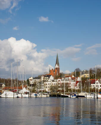 Se den praktfulla Flensburg Hamn med dess karaktäristiska och historiska utseende och mysiga restauranger