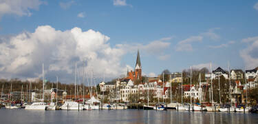 Se den praktfulla Flensburg Hamn med dess karaktäristiska och historiska utseende och mysiga restauranger
