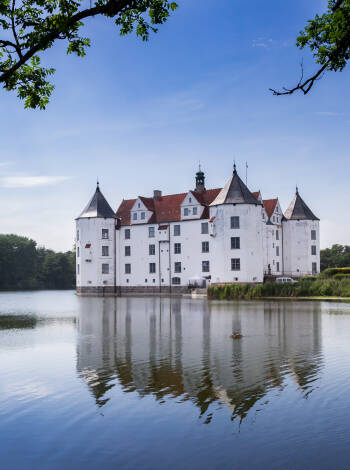 Entdecken Sie die kleinen, bezaubernden Dörfer entlang der Flensburger Förde, z. B. Glücksburg.