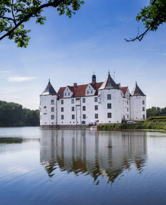 Entdecken Sie die kleinen, bezaubernden Dörfer entlang der Flensburger Förde, z. B. Glücksburg.