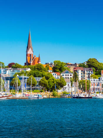 Relax in Volkspark's green surroundings and look out over the fjord and Flensburg's idyllic rooftops.