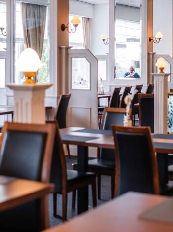 Spis en god frokost på en af byens restauranter og nyd en middag på hotellet