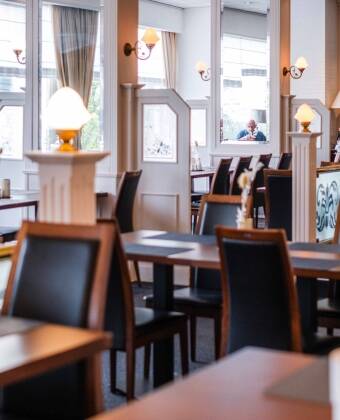 Spis en god frokost på en af byens restauranter og nyd en middag på hotellet