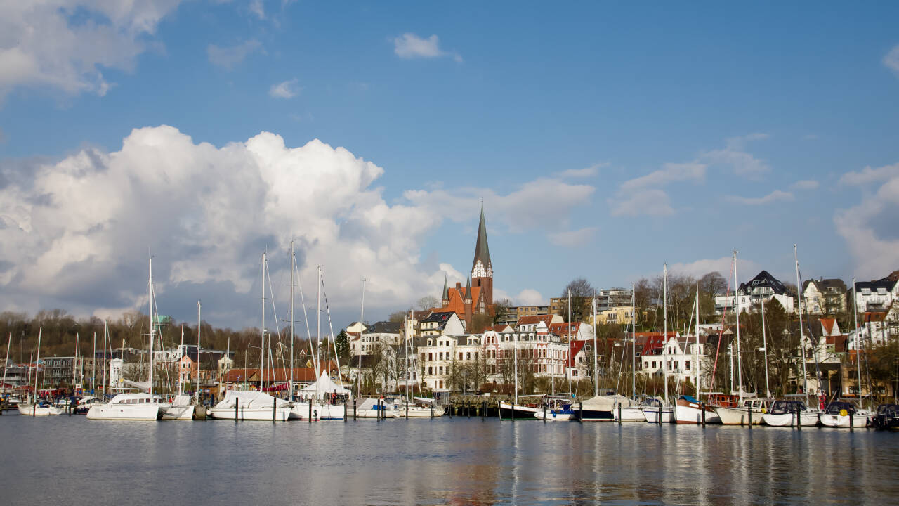 Se den prægtige Flensburg Havn med dens karakteristiske og historiske udseende og gode restauranter.