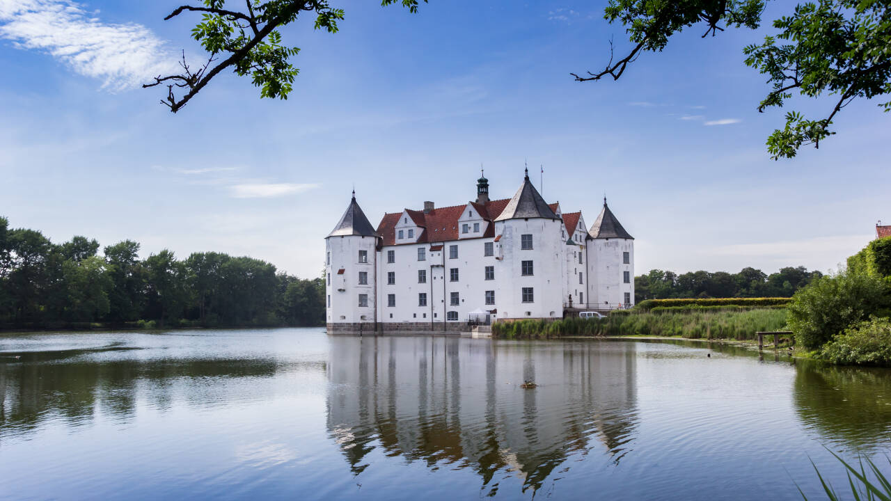 Entdecken Sie die kleinen, bezaubernden Dörfer entlang der Flensburger Förde, z. B. Glücksburg.