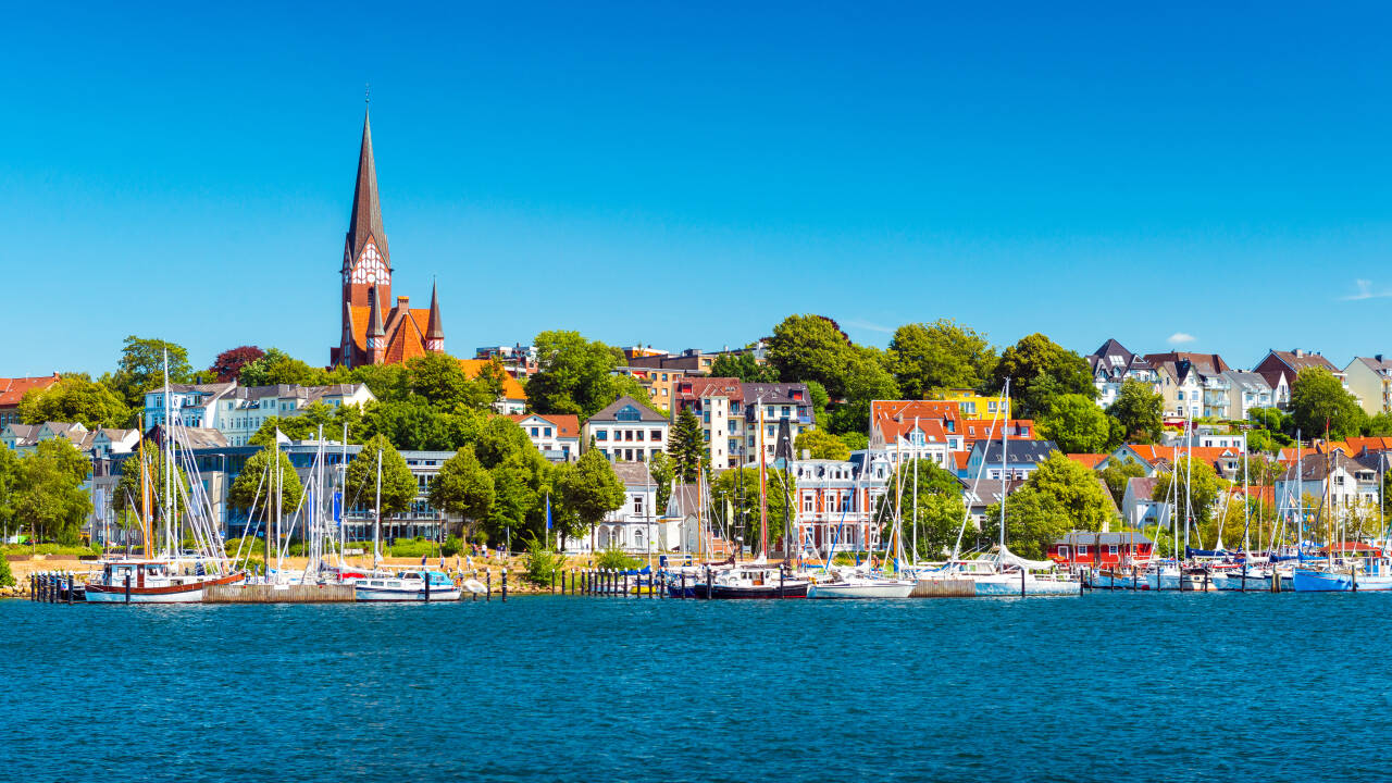 Entspannen Sie im Volkspark und genießen Sie den Ausblick über die Förde und die Dächer von Flensburg.