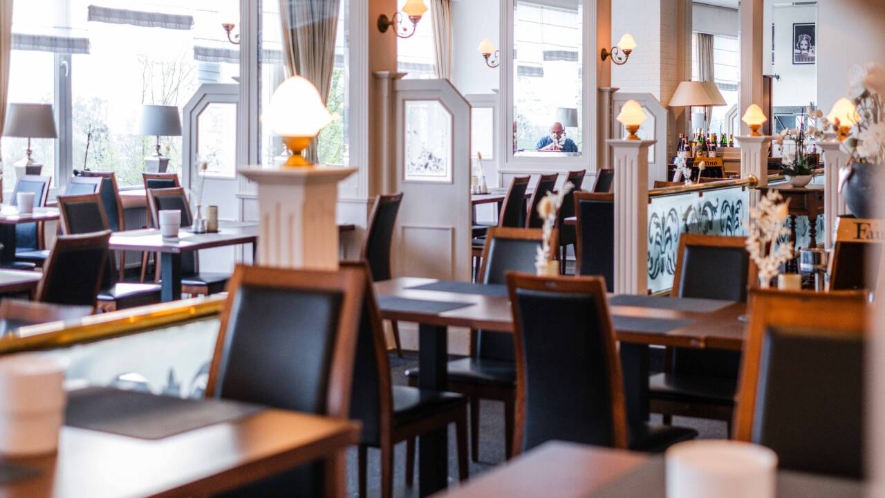 Spis en god frokost på en af byens restauranter og nyd en middag på hotellet
