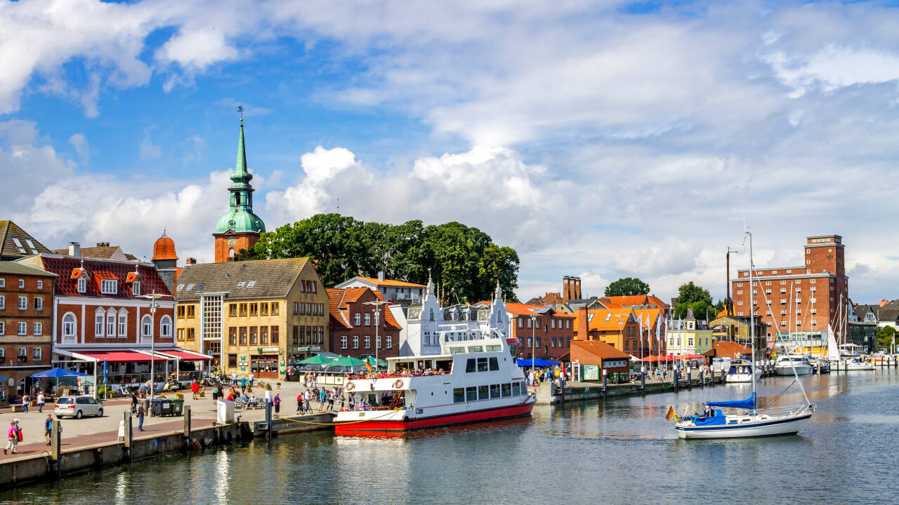 Besuchen Sie den schönen Hafen von Flensburg mit seinem unverwechselbaren, historischen Charme und den vielen guten Restaurants.