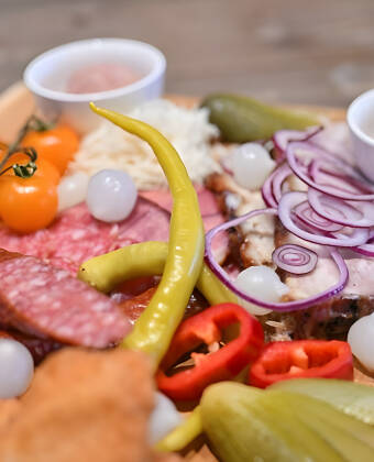 Nyt østerriksk og internasjonal mat i hotellets hyggelige restaurant.