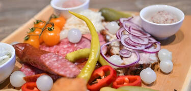 Njut av österrikiska och internationella rätter i hotellets välkomnande restaurang.