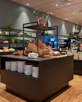 Das Frühstück wird als großes Buffet mit warmen Speisen, frischem Brot, Obst, Joghurt, Eiern und norwegischen Frühstücksklassikern serviert.