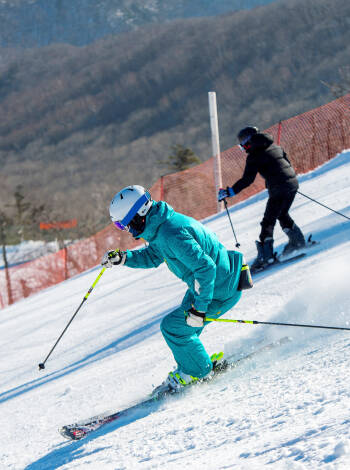 In winter, ski areas such as Drammen Skisenter and larger resorts in the region are within easy driving distance, making it possible to combine skiing with a city stay.