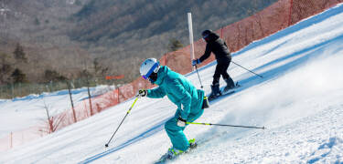 Im Winter sind Skigebiete wie das Drammen Skisenter und weitere große Resorts leicht zu erreichen – ideal, um Städtereise und Skivergnügen zu verbinden.