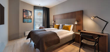 Rommene er innredet med ren skandinavisk stil og gjennomtenkte detaljer, slik at du lett kan føle deg hjemme.