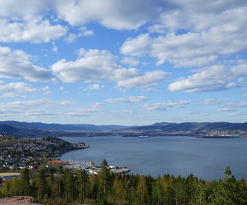 Njut av bad under alla årstider, från sommarbad i floder, sjöar och fjorden till uppfriskande isbad, med varma inomhuspooler tillgängliga på Drammensbadet.