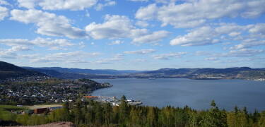 Njut av bad under alla årstider, från sommarbad i floder, sjöar och fjorden till uppfriskande isbad, med varma inomhuspooler tillgängliga på Drammensbadet.