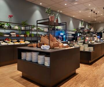 Morgenmaden serveres som en stor buffet med varme retter, frisk brød, frugt, yoghurt, æg og norske morgenmadsfavoritter.