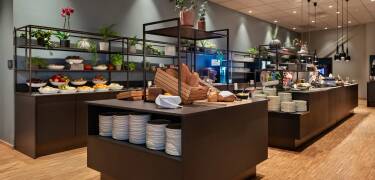 Das Frühstück wird als großes Buffet mit warmen Speisen, frischem Brot, Obst, Joghurt, Eiern und norwegischen Frühstücksklassikern serviert.