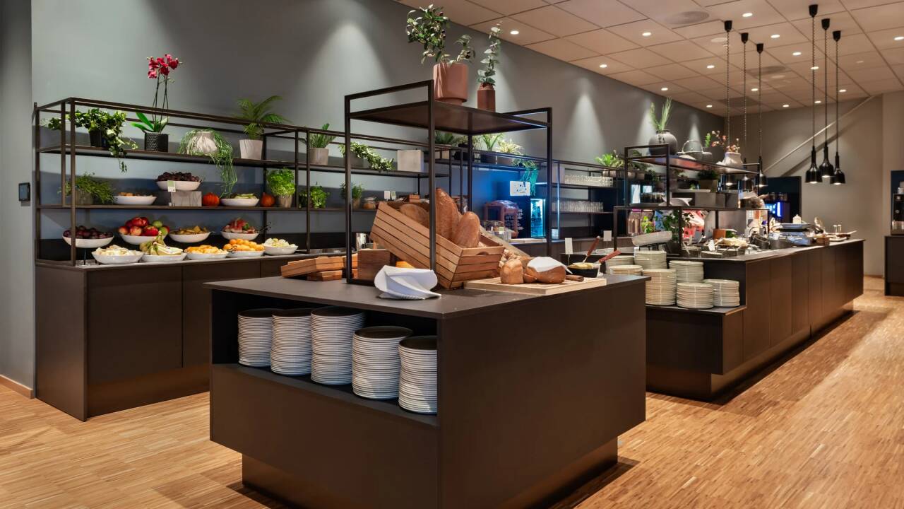 Das Frühstück wird als großes Buffet mit warmen Speisen, frischem Brot, Obst, Joghurt, Eiern und norwegischen Frühstücksklassikern serviert.