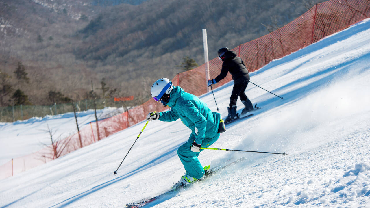 Im Winter sind Skigebiete wie das Drammen Skisenter und weitere große Resorts leicht zu erreichen – ideal, um Städtereise und Skivergnügen zu verbinden.