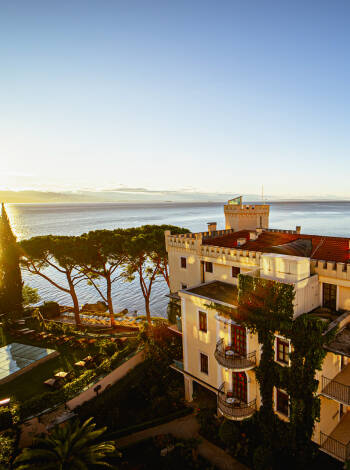 Förstklassigt läge vid havet i Opatija med utsikt över Adriatiska havet och direkt tillgång till lungomare.
