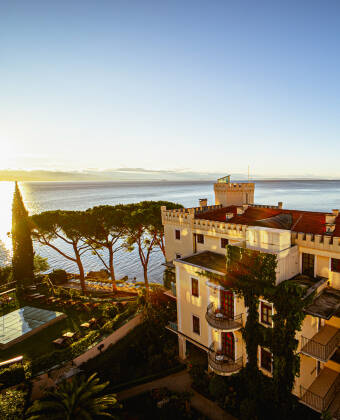 Førsteklasses beliggenhed ved havet i Opatija med udsigt til Adriaterhavet og direkte adgang til lungomare-promenaden.