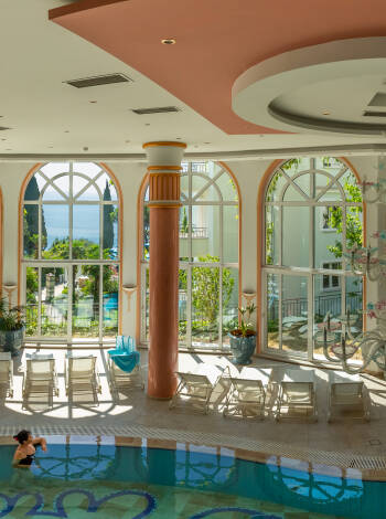 Entspannen Sie im Miramar Spa mit Pools und Wohlfühlangeboten, die für Ruhe und Erholung sorgen.