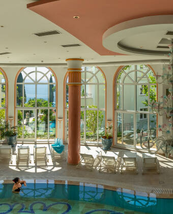 Entspannen Sie im Miramar Spa mit Pools und Wohlfühlangeboten, die für Ruhe und Erholung sorgen.