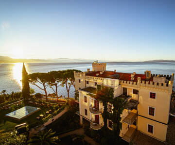 Erstklassige Lage direkt am Meer in Opatija mit Blick auf die Adria und direktem Zugang zur Lungomare-Promenade.