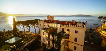 Førsteklasses beliggenhed ved havet i Opatija med udsigt til Adriaterhavet og direkte adgang til lungomare-promenaden.