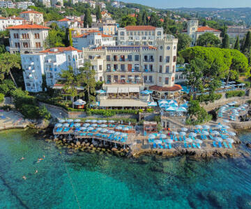 Privat strand tilbyder fredelige øjeblikke lige ved vandet.