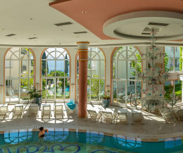 Entspannen Sie im Miramar Spa mit Pools und Wohlfühlangeboten, die für Ruhe und Erholung sorgen.