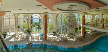 Slap af i Miramar Spa med pools og wellnessfaciliteter skabt til ro og velvære.