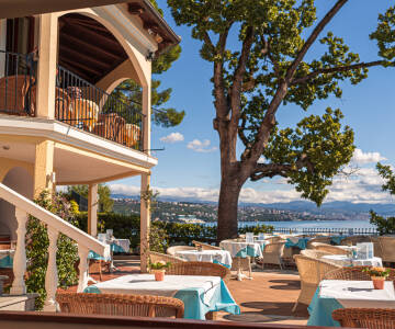 Genießen Sie ein Abendessen auf der Terrasse mit herrlichem Panoramablick auf das Meer.