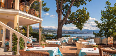 Genießen Sie ein Abendessen auf der Terrasse mit herrlichem Panoramablick auf das Meer.