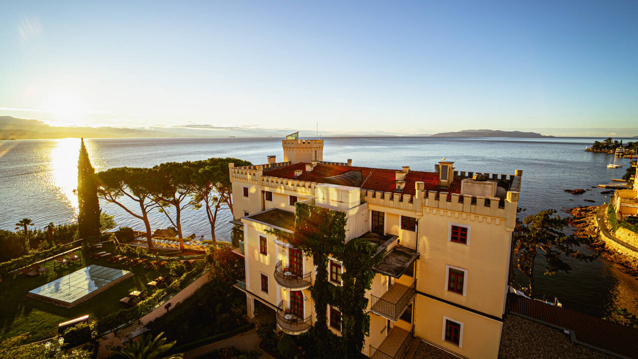 Førsteklasses beliggenhed ved havet i Opatija med udsigt til Adriaterhavet og direkte adgang til lungomare-promenaden.