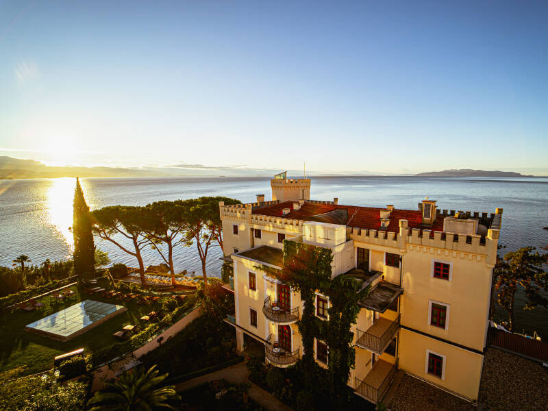 Erstklassige Lage direkt am Meer in Opatija mit Blick auf die Adria und direktem Zugang zur Lungomare-Promenade.