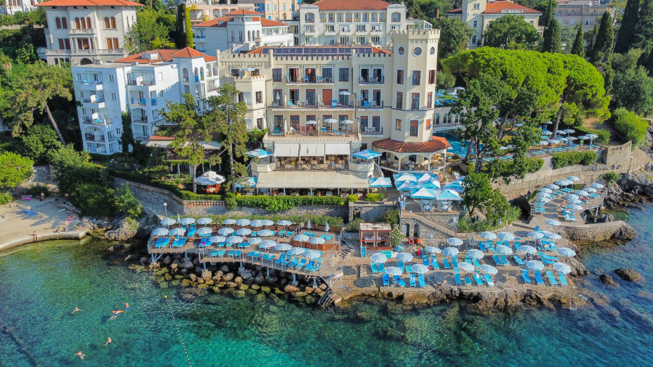 Der Privatstrand bietet ruhige Momente direkt am Meer.